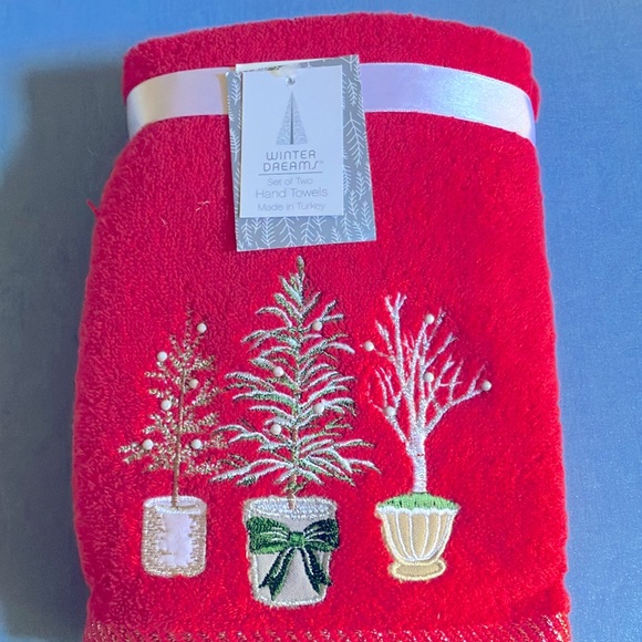 🎄Beautiful Christmas Embroidered Red Hand Towels 2 - Pack NWT ‼️ - Picture 2 of 10